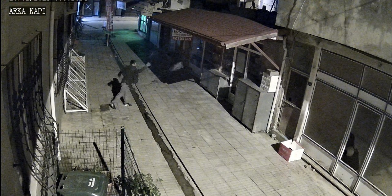 İş yerinin camını taşla kırdı, içerdeki bağış kutusunu çaldı