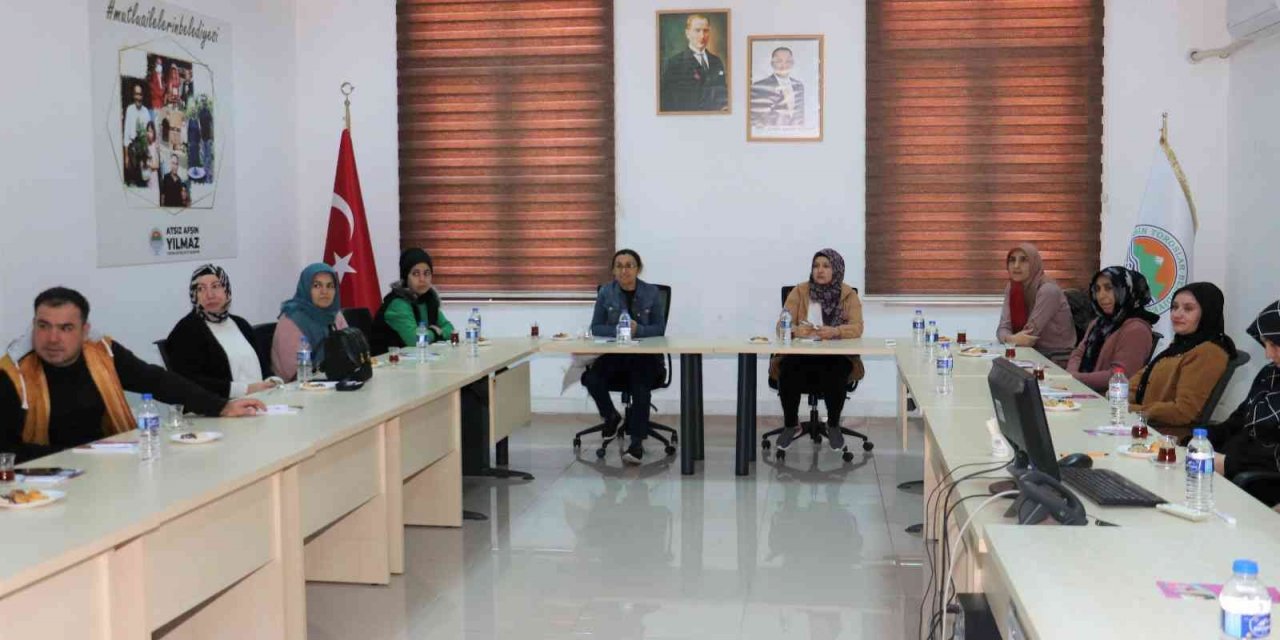 Toroslar’da çocuklar atölyede, aileler eğitimde