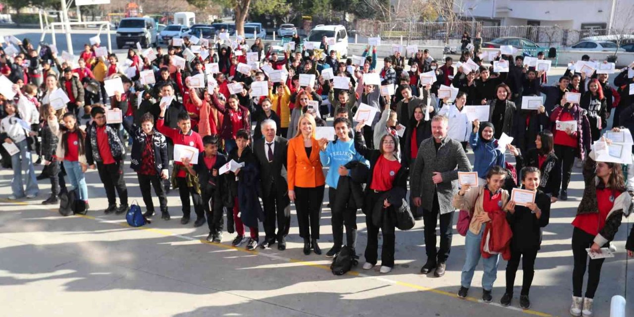 Başkan Doğan miniklerin karne heyecanına eşlik etti