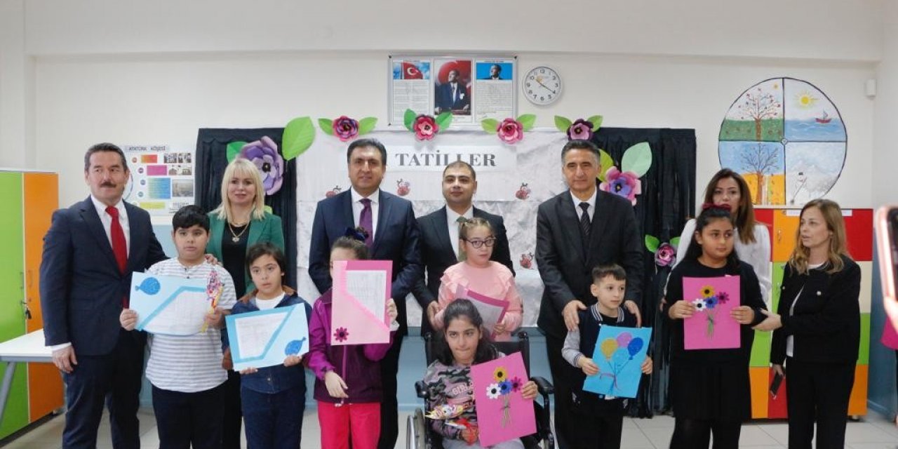 İzmir’de öğrenciler 1. yarıyıl karnelerini aldı