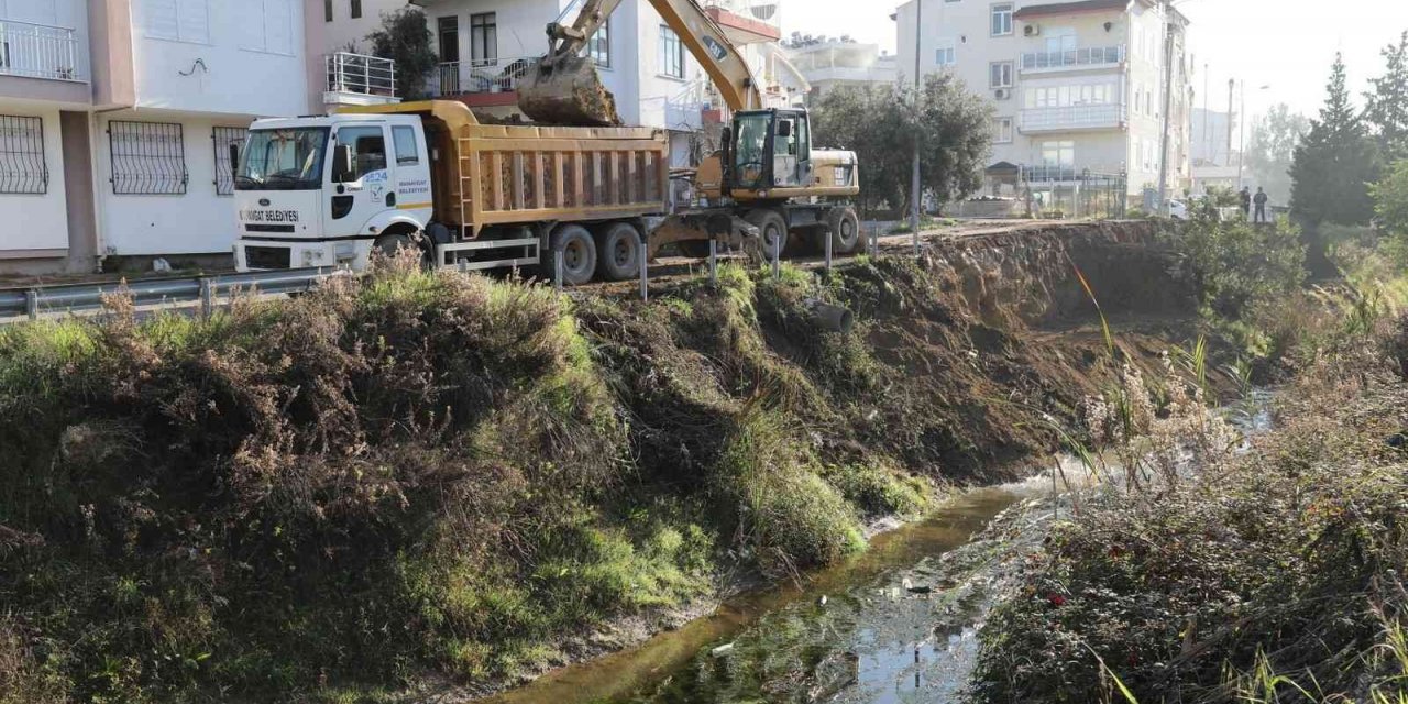 Manavgat Belediyesi heyelandan zarar gören kanal kenarını düzenliyor