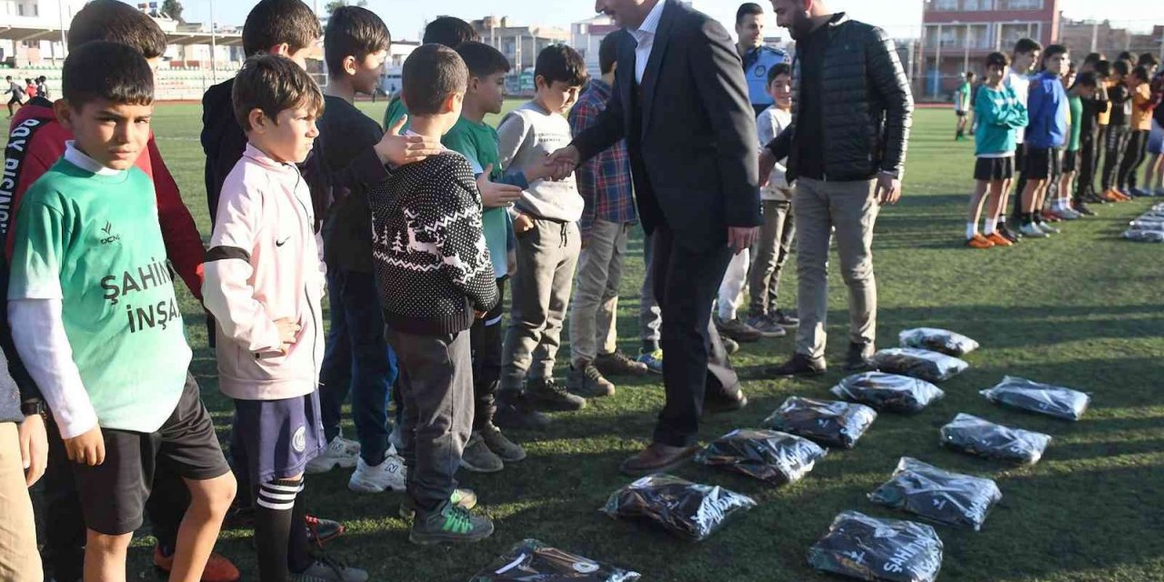 Amatör sporculara eşofman desteği