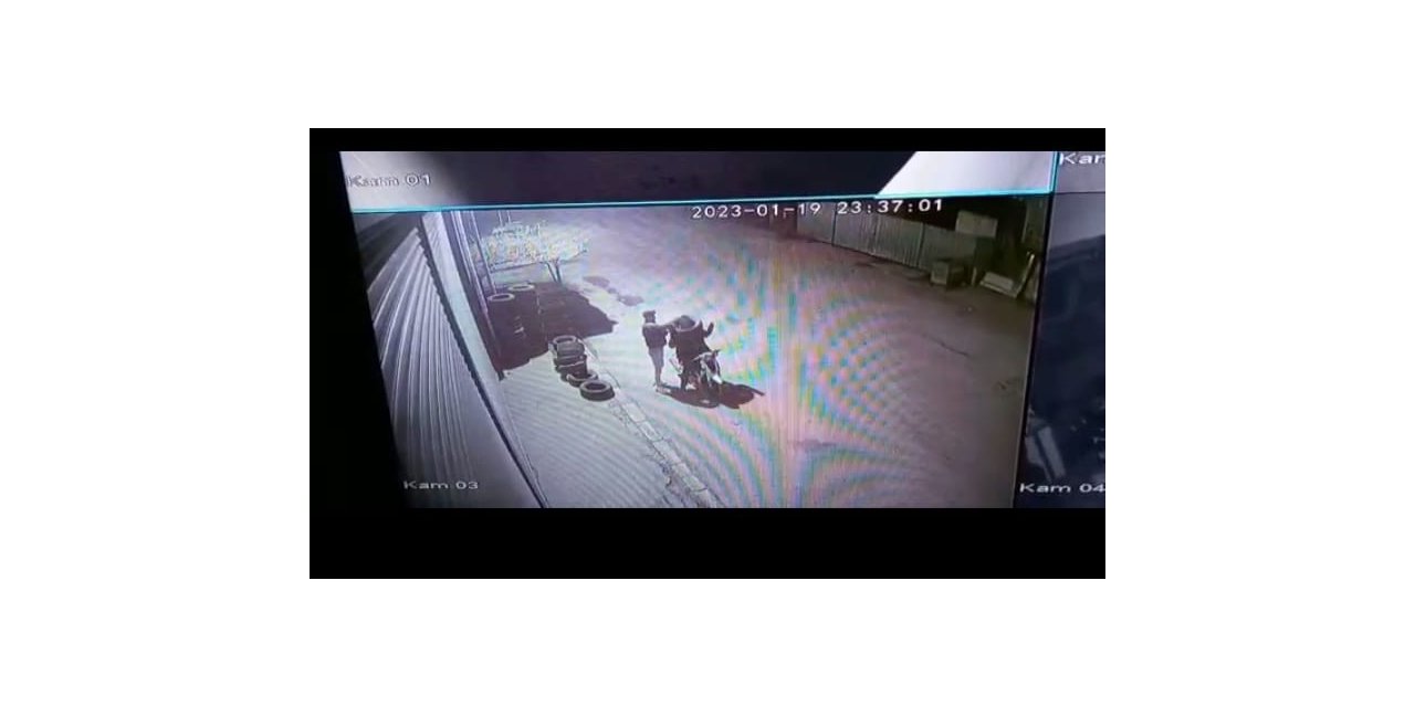 Otomobil lastiklerini kıyafet gibi giyip çalan hırsızlar kamerada