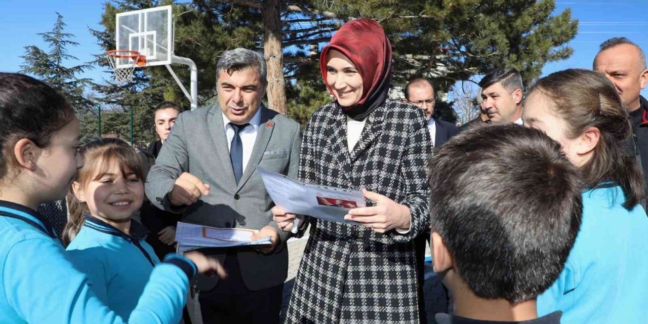 Vali Yiğitbaşı öğrencilerin karne sevincine ortak oldu