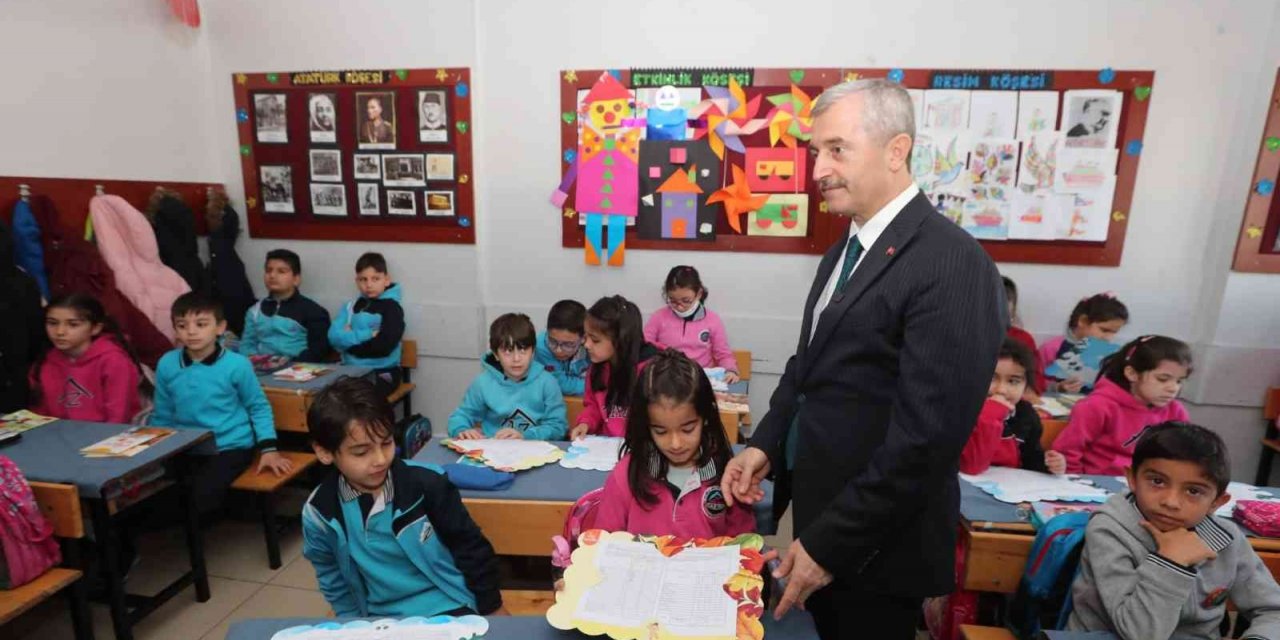 Tahmazoğlu öğrencilerin karne sevincine ortak oldu