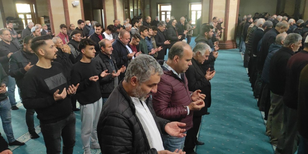 Adana’da eller semaya açıldı, yağmur için dua edildi