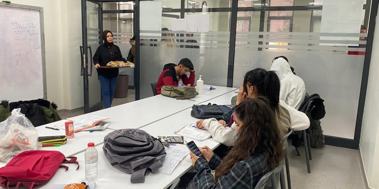 Kayapınar’da akademi ve bilgievlerindeki 4 bin öğrenciye sandviç ikram edildi