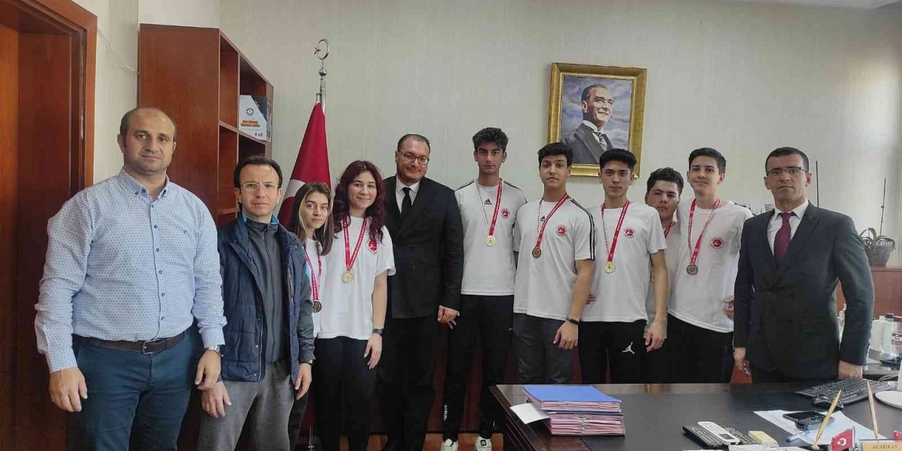 Kaymakam Arıkan şampiyon sporcuları ağırladı