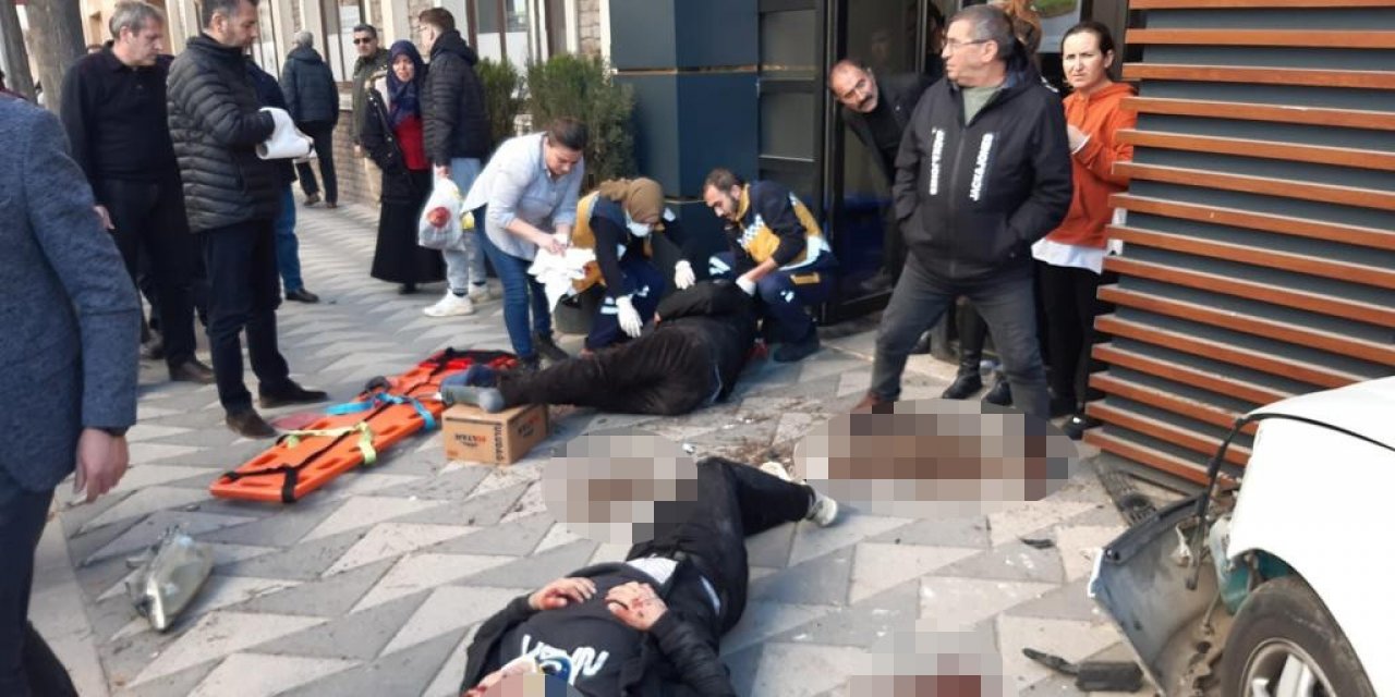 Kırmızı ışıkta bekleyen yayaların arasına otomobil daldı, 4 kişi yaralandı