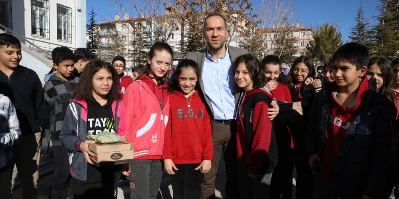 Başkan Özdemir: "Gençlerimize bu tatil döneminde bol bol kitap okumalarını tavsiye ediyorum"