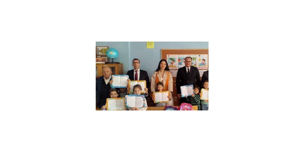 Kaymakam Arıkan Hayırsever Gümüşlü ile birlikte karne dağıttı