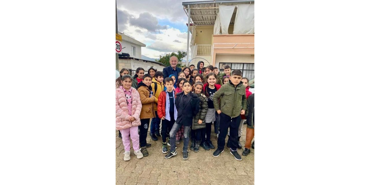 Başkan Atabay, çocukların karne sevincini paylaştı