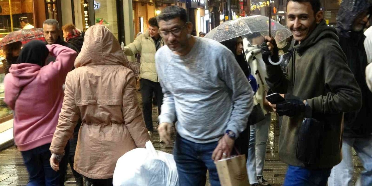 Taksim’e akşam saatlerinde yağmur sürprizi