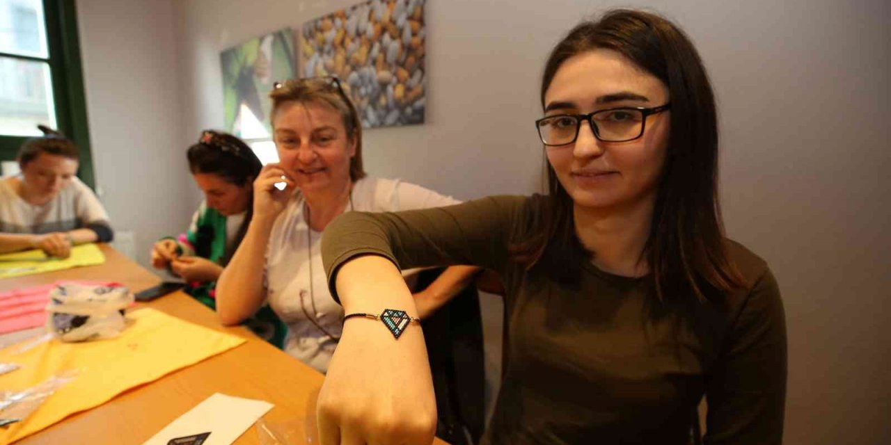 Miyuki boncuklarla takı yapmayı öğrendiler