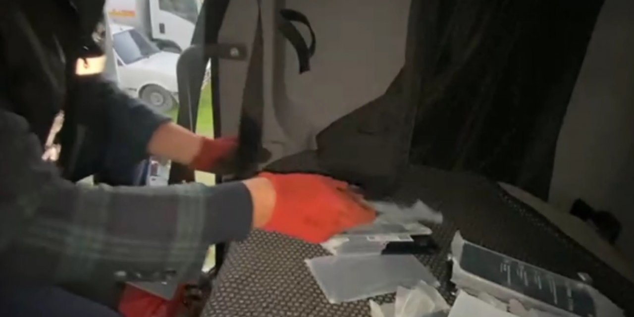 Mısır yüklü tırda 5 milyon liralık kaçak telefon ele geçirildi