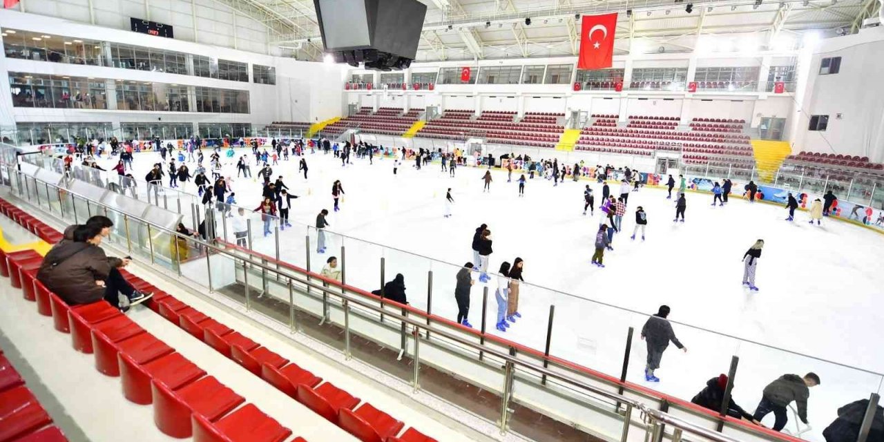 İzmir’de karneyi alan buz pistine koştu