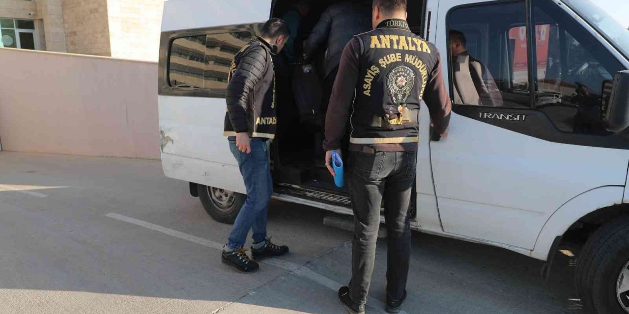 Antalya’da toplam 84 yıl hapis cezasıyla aranan 5 firari yakalandı