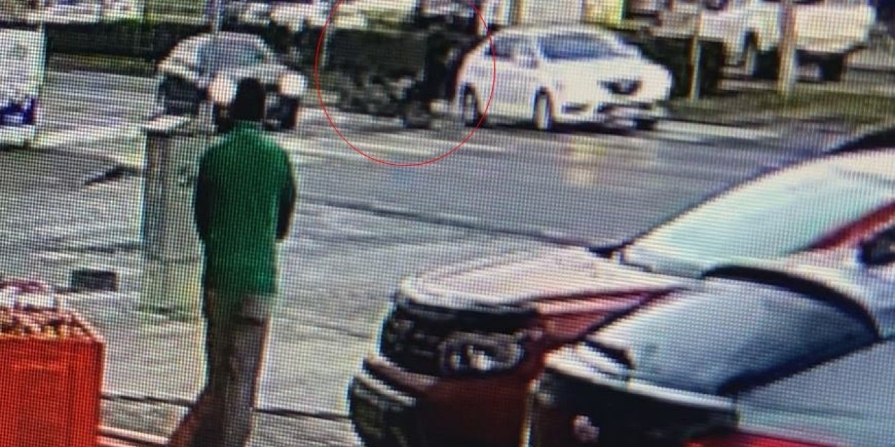 Motosikletin tümsekte yavaşlayan otomobile çarptığı anlar kamerada