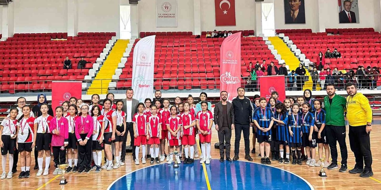 Karaman’da okul sporları küçükler hentbol müsabakaları sona erdi