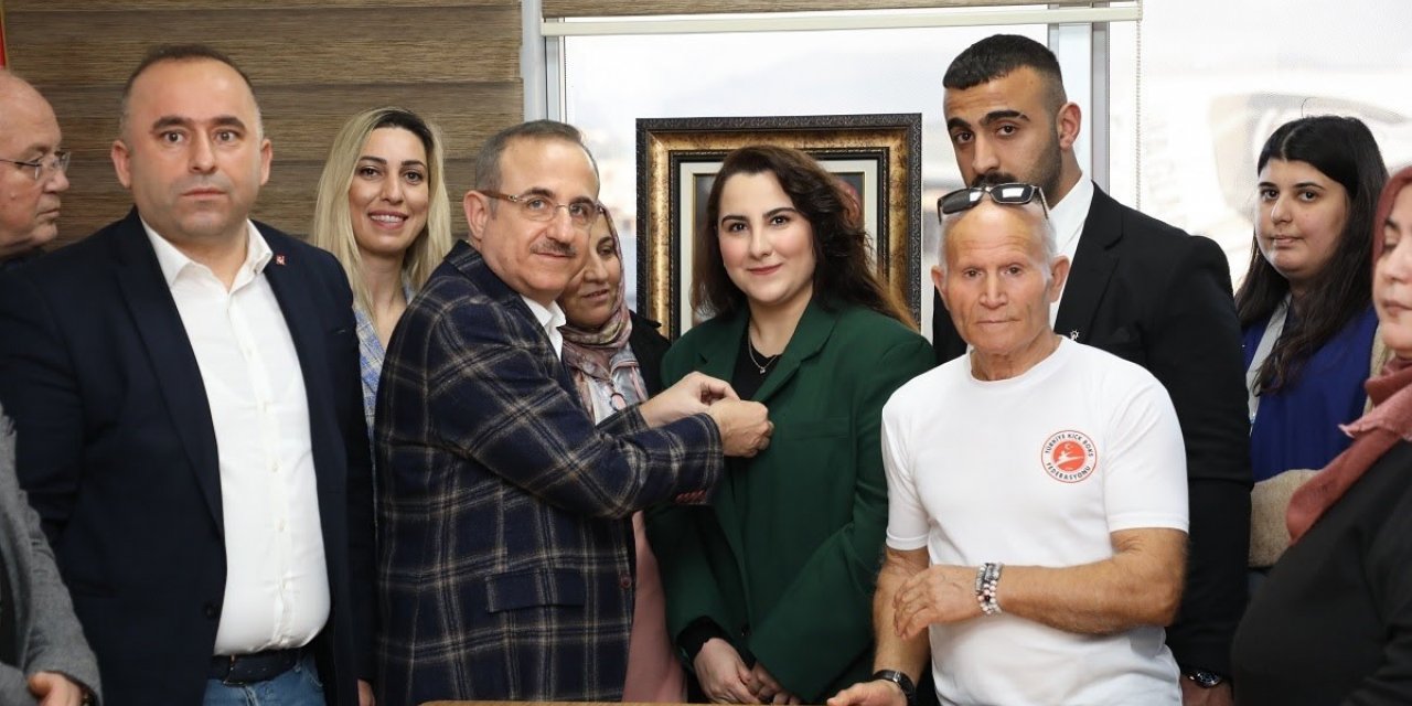 AK Partili Sürekli’den 6’lı masaya adaylık göndermesi