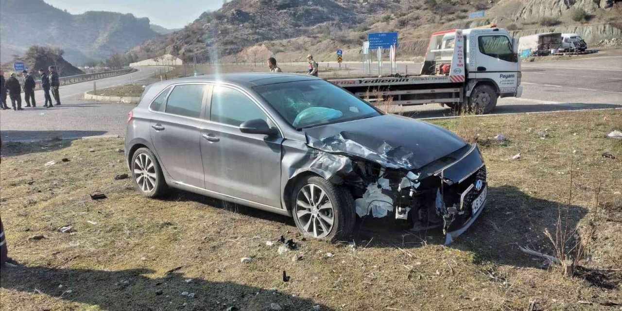 Otomobil ile minibüs çarpıştı: 2 yaralı