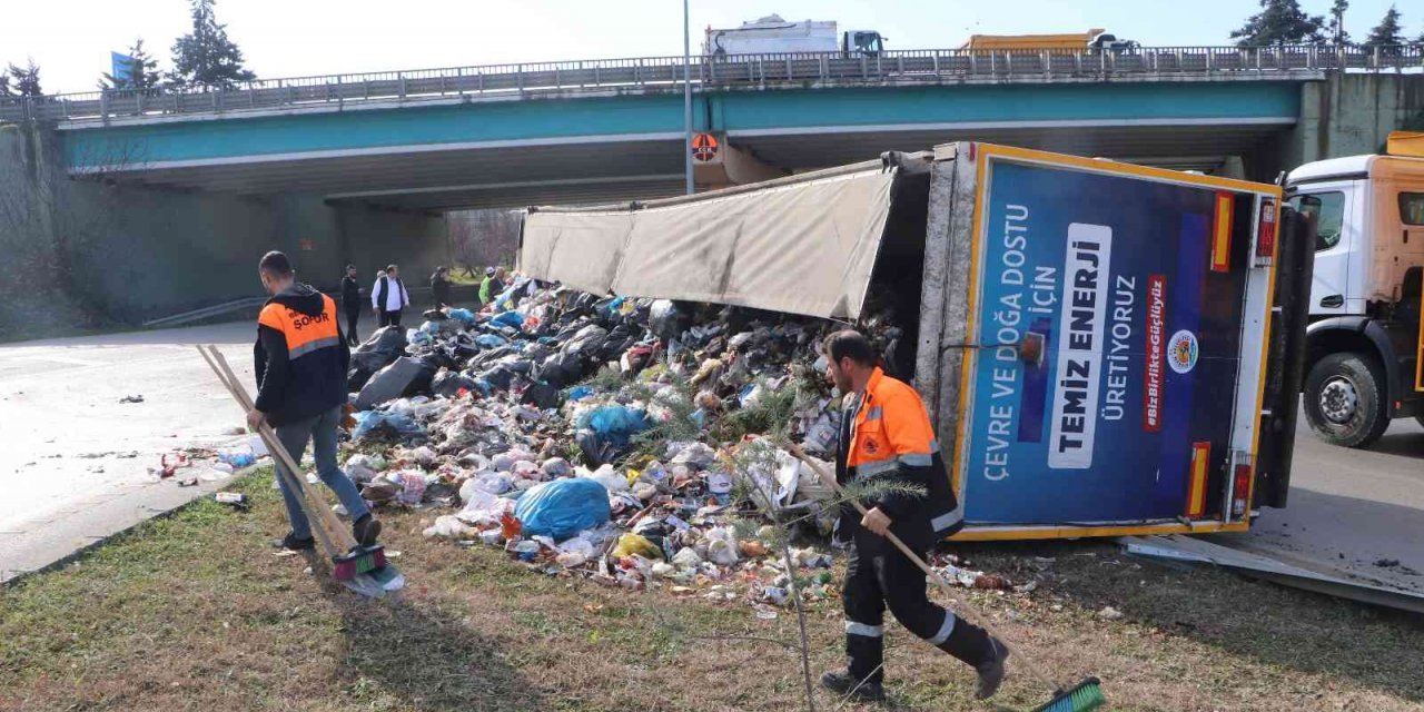 Atakum Belediyesinin çöp tırı devrildi, çöpler yola saçıldı