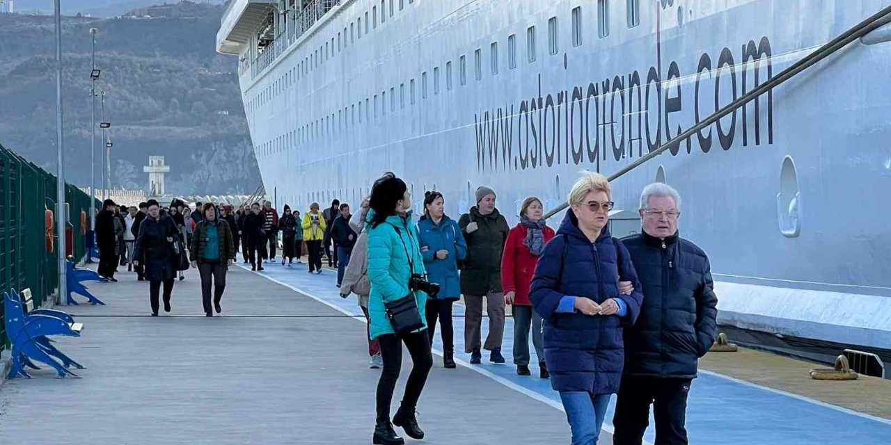 Limana çarpan kruvaziyerin yolcuları uçakla Rusya’ya transfer edildi