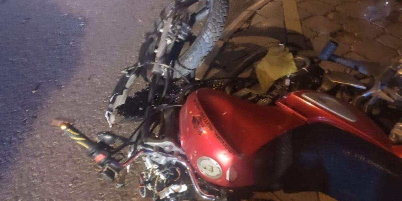 Motosiklet aydınlatma direğine çarptı: 1 yaralı