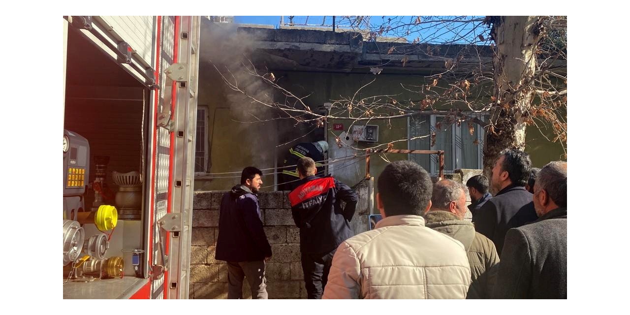 İtfaiye ekipleri kapıyı kırarak yangına müdahale etti