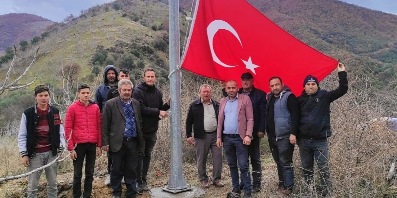 Haydarlı Mahallesi’nde 2 metrelik Türk Bayrağı