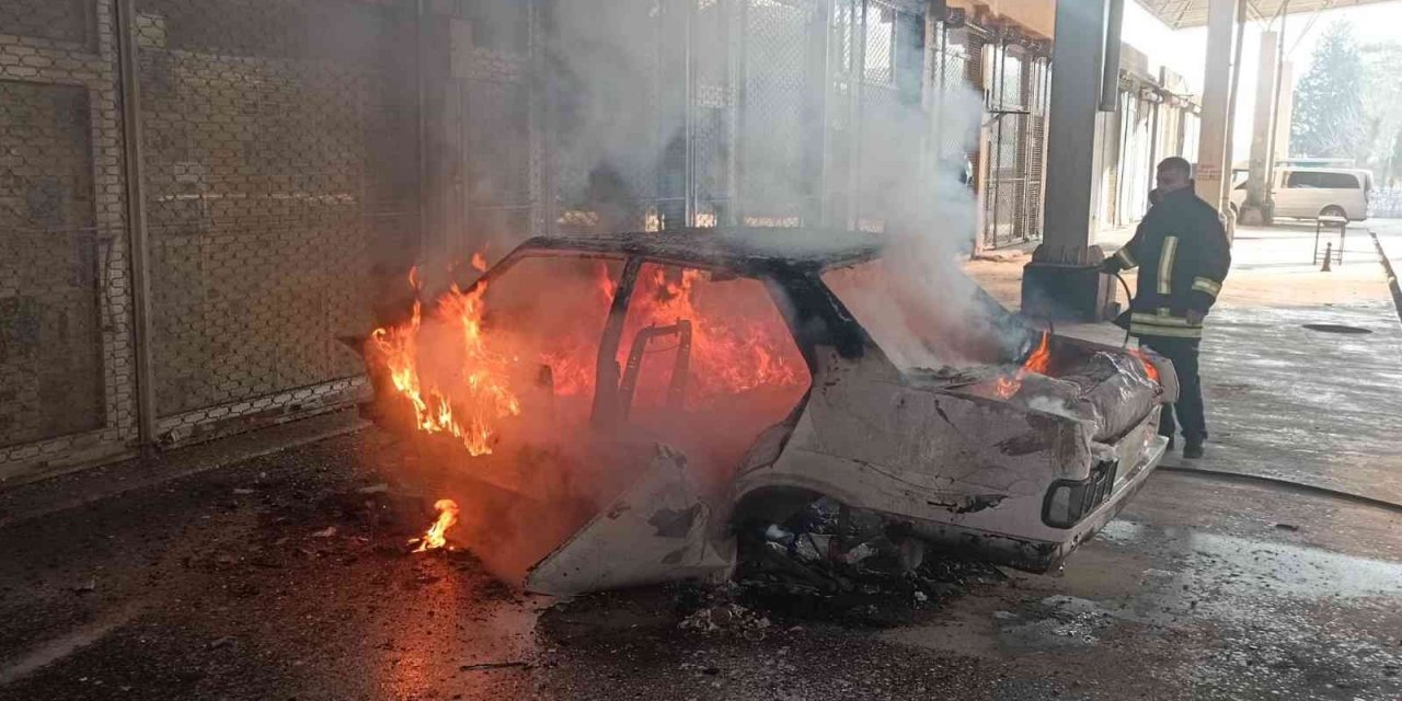 Park halin alev alan otomobil kül oldu
