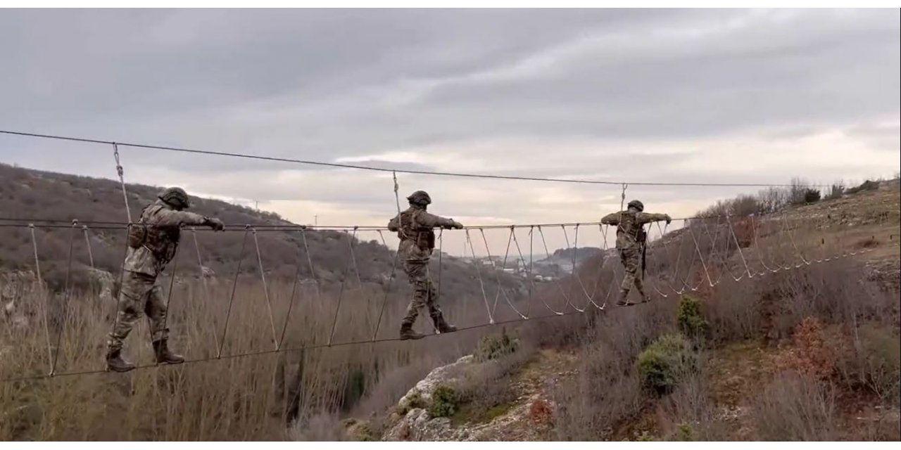 MSB, komandoların arazi tatbikat görüntülerini paylaştı