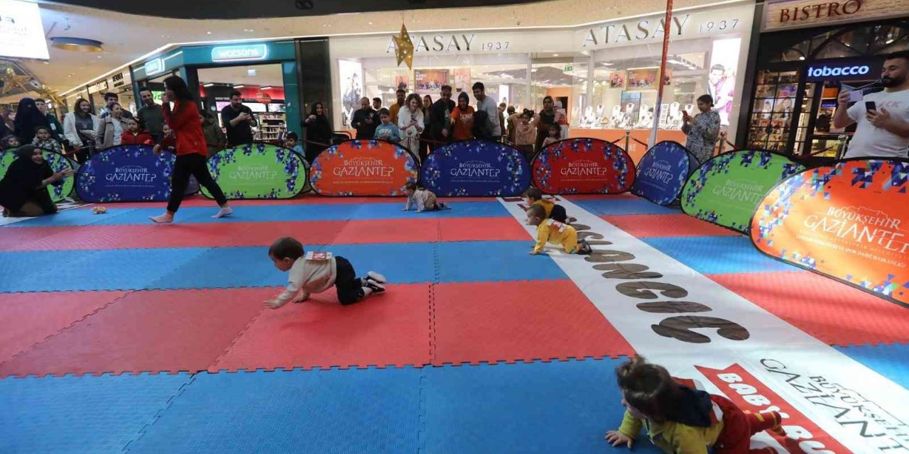 Bebekler emekledi, anneler heyecanlandı