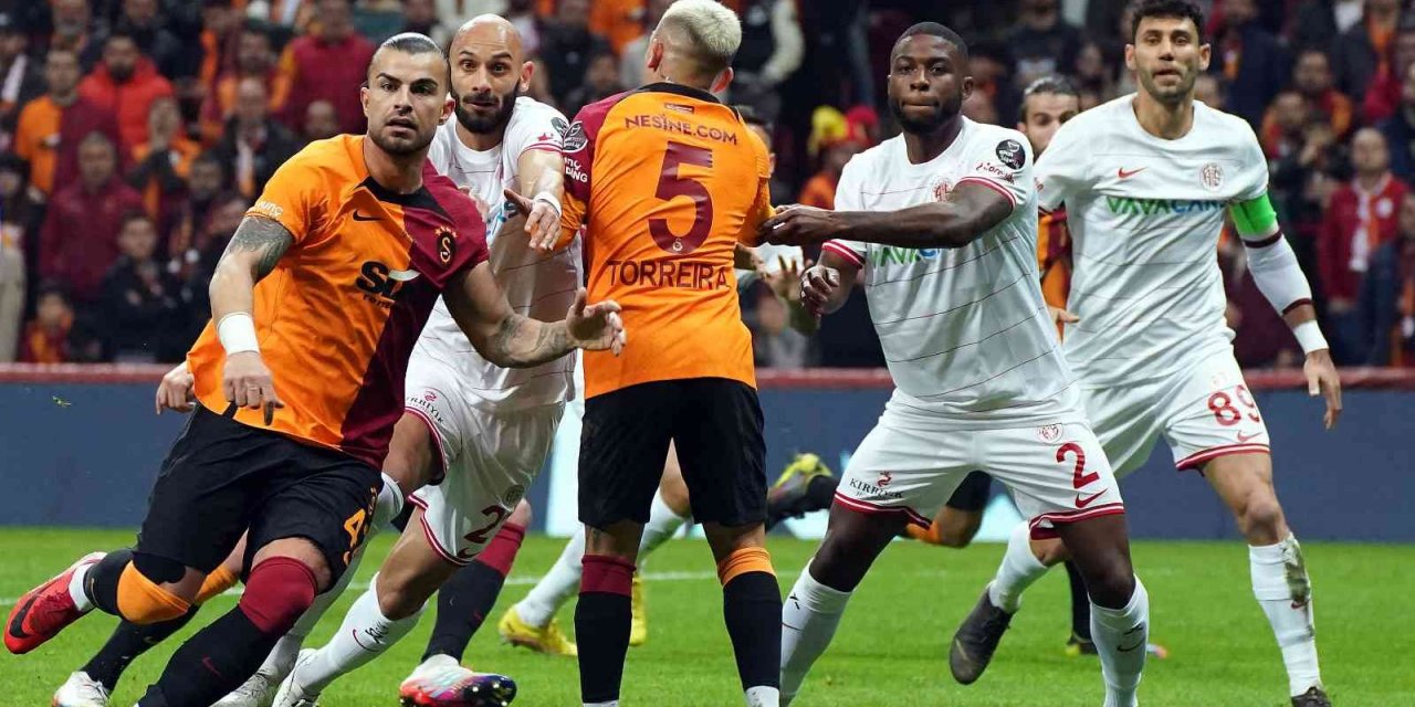 Spor Toto Süper Lig: Galatasaray: 0 - Antalyaspor: 0 (İlk yarı)