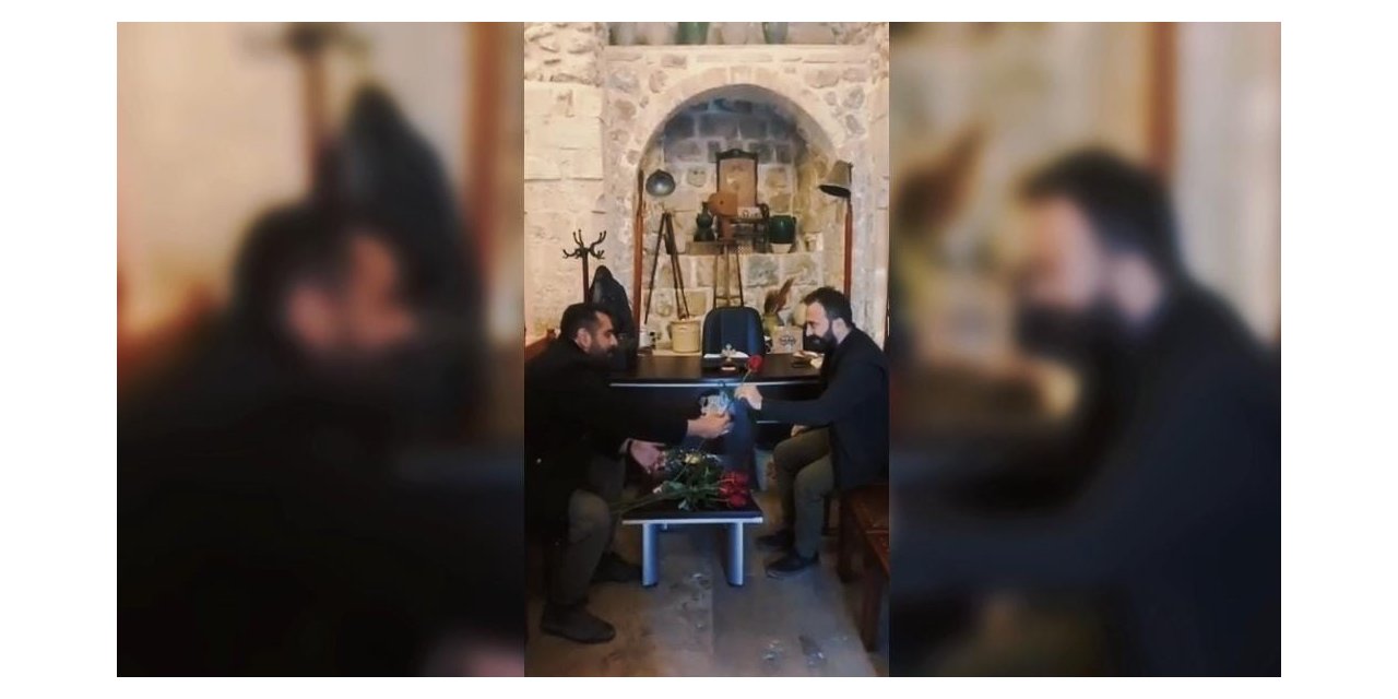 İsveç’te Kur’an-ı Kerim yakma girişimine karşı Mardinli gençler kiliselerde gül dağıttı