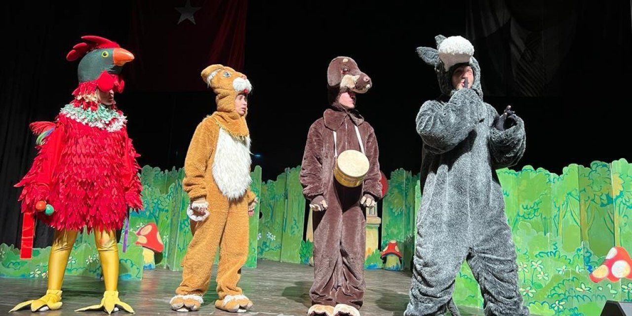 Ezine Belediyesi’nden çocuklara karne hediyesi ‘Bremen Mızıkacıları’