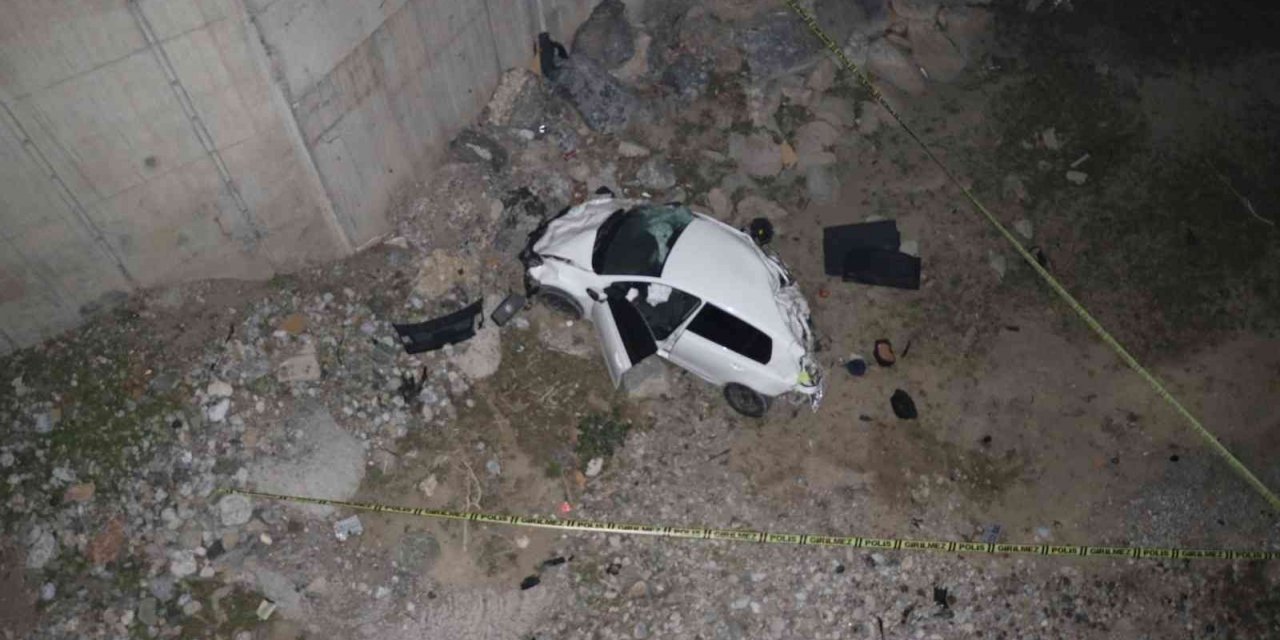 Adana’da kontrolden çıkan otomobil Çakıt Çayı’na uçtu: 1 ölü, 2 yaralı