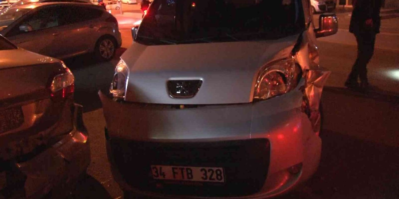 Alkollü sürücü park halindeki 3 araca çarptı