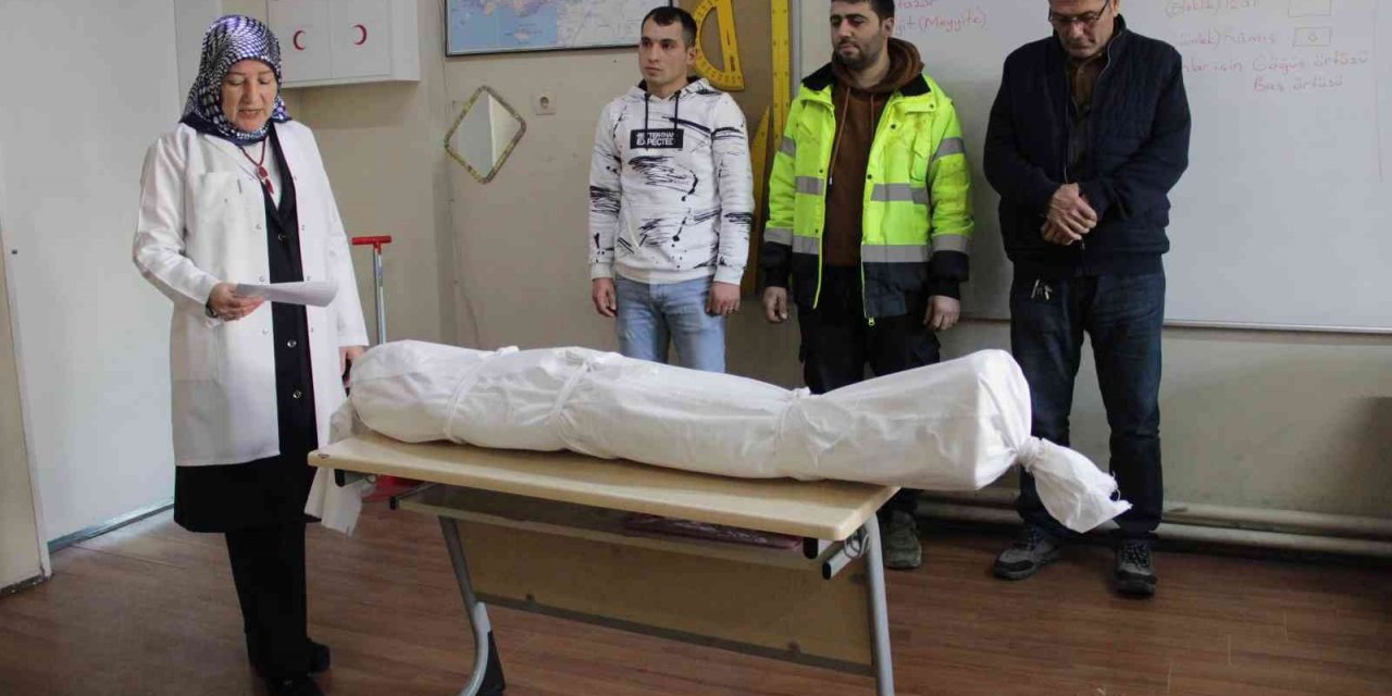 Kimi korkusunu yenmek için, kimi meslek sahibi olmak için geliyor