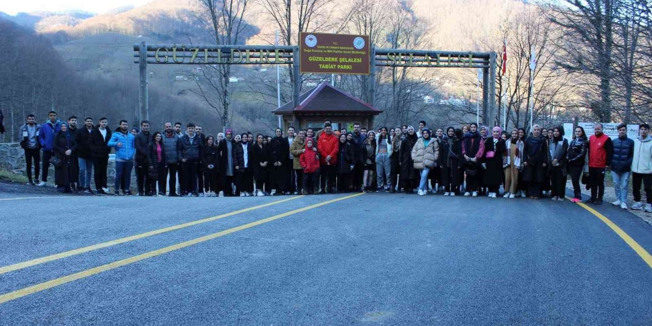Gençler zinde kalmak için yürüyüşte buluştu