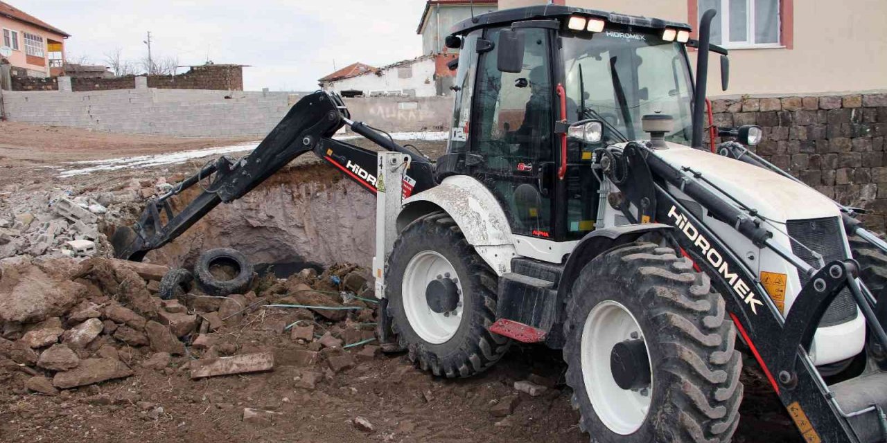 Ardıç’ta metruk yapılar yıkılıyor, inler dolduruluyor
