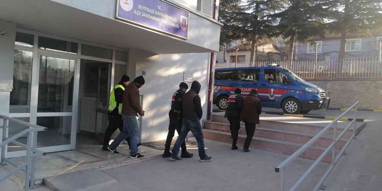 Kaçak kazı yapan 4 şüpheliye jandarmadan suçüstü