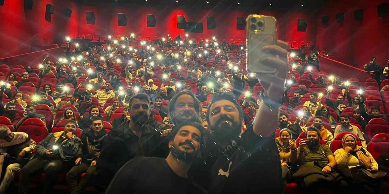 ’İllegal Hayatlar’ filmi oyuncuları Ceylan AVM’de seyirciyle buluştu