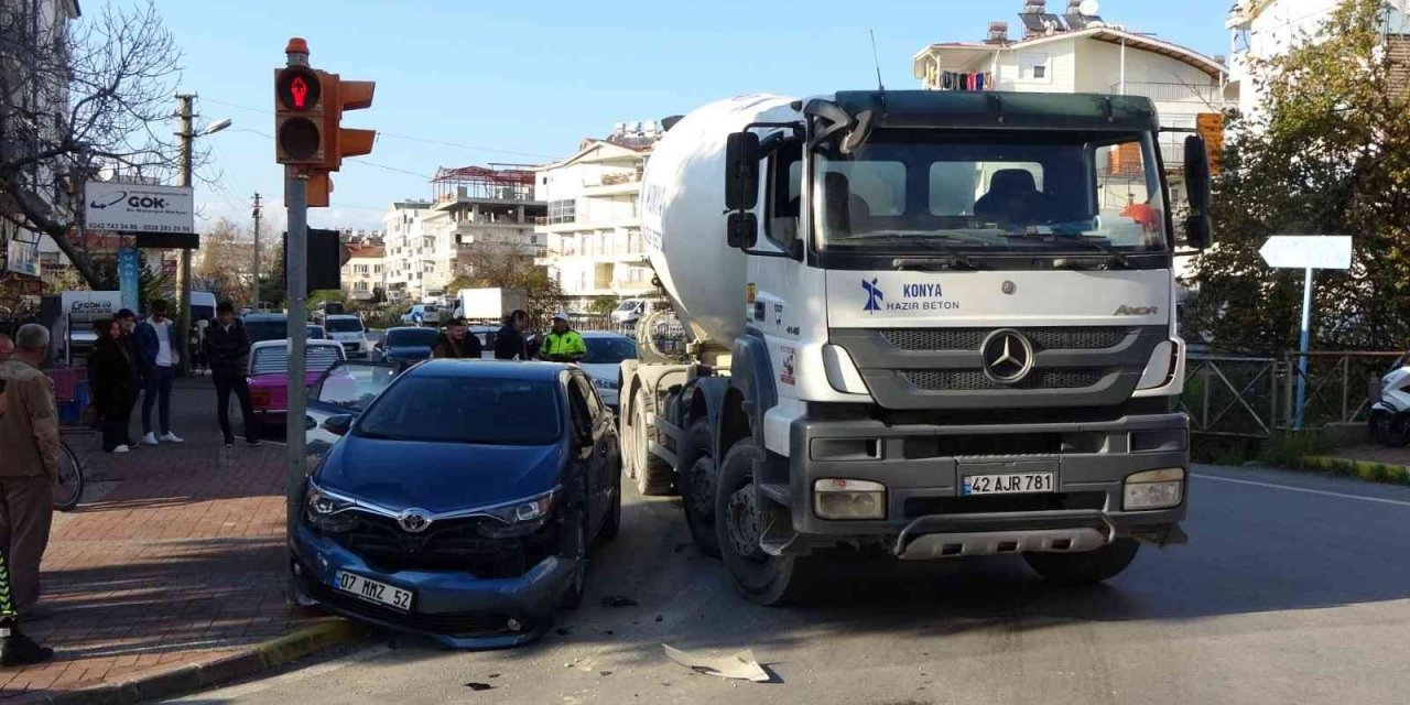 Beton mikserinin çarptığı otomobil trafik ışığına vurarak durabildi