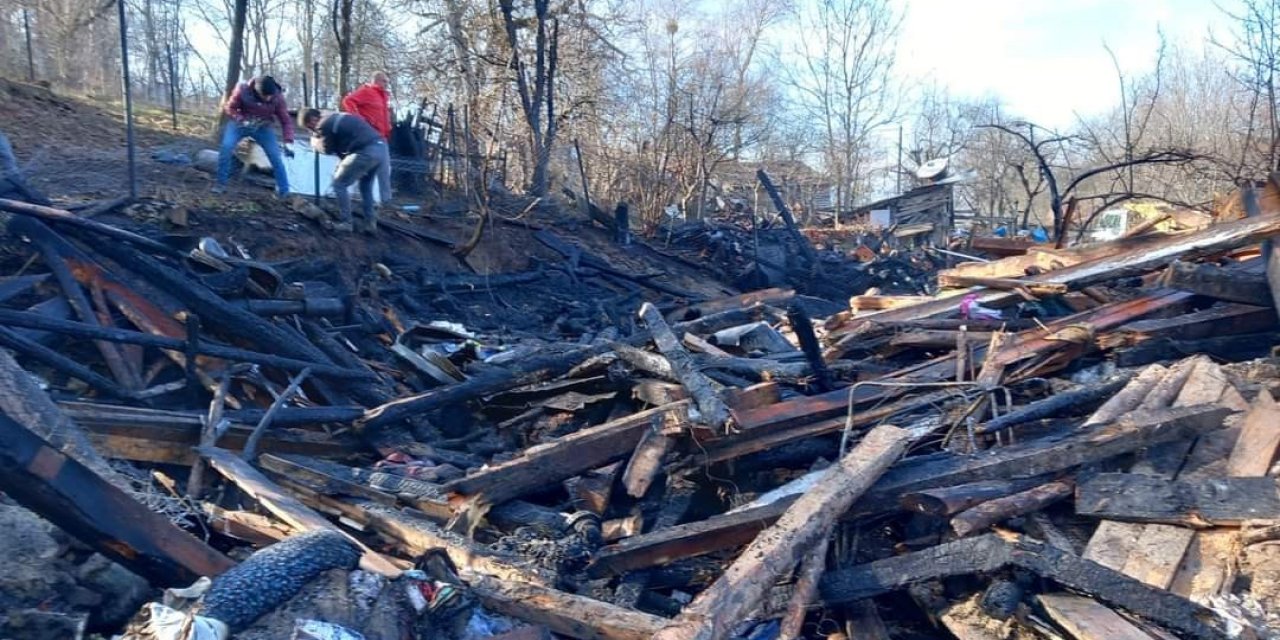 Yanan ahşap evden geriye enkazı kaldı