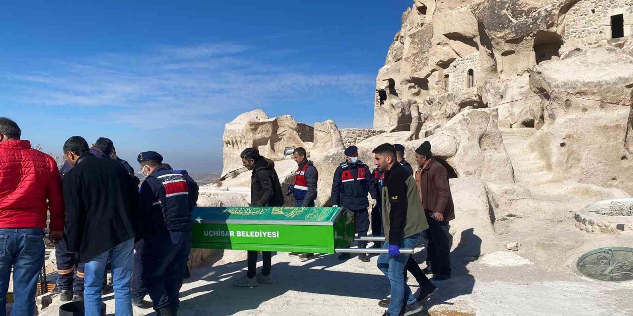 Kaleden düşen genç öldü