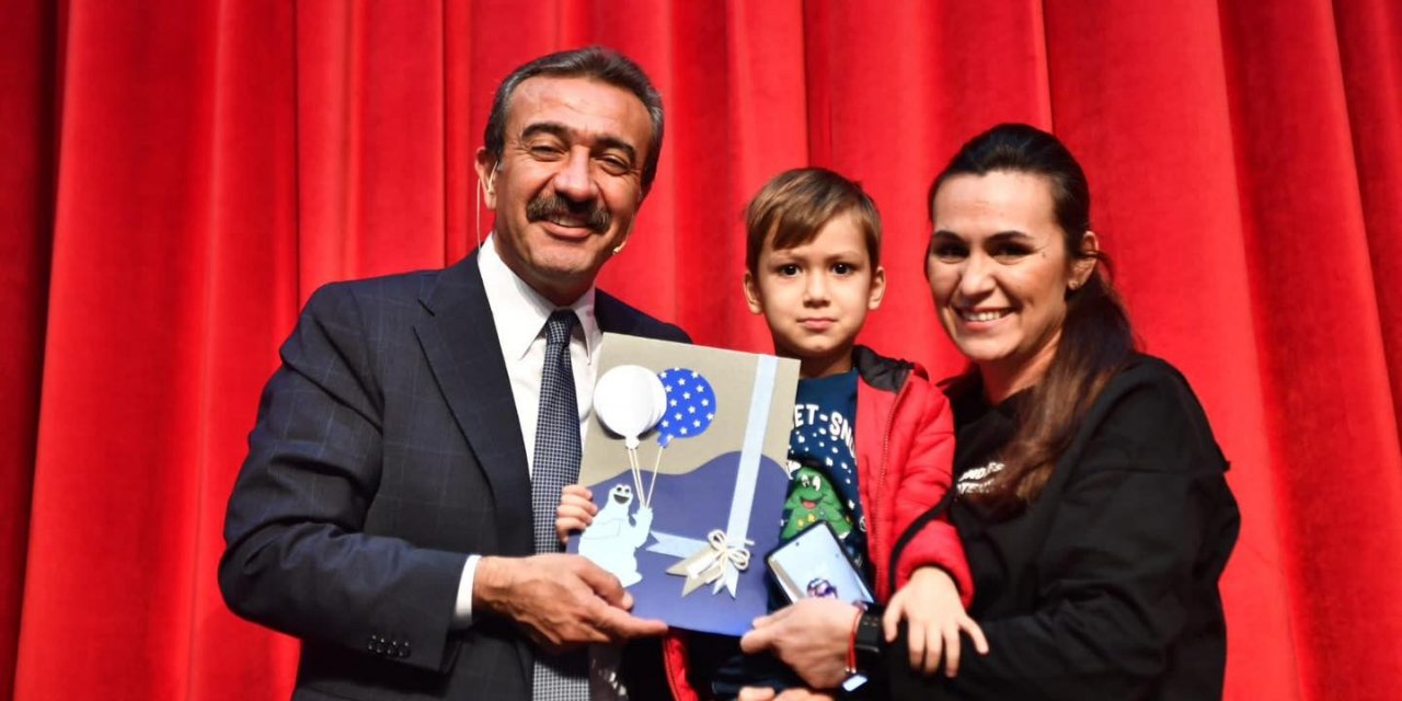 Öğrenciler karnelerini alıp Başkan Çetin’e getirdi