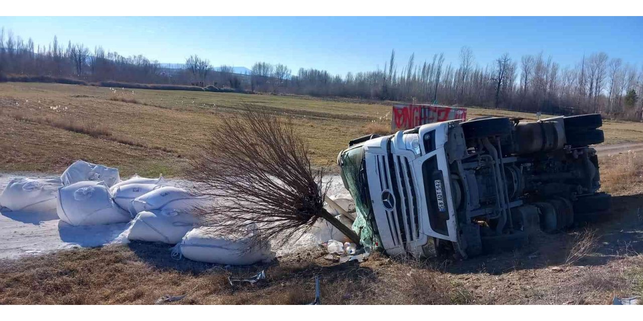 Saman yüklü tır devrildi, sürücü yaralandı