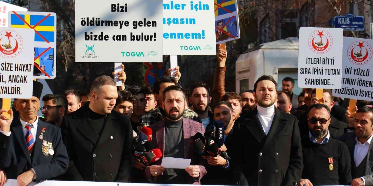 AK Parti Gençlik Kolları ve TÜGVA’dan İsveç Büyükelçiliği önünde protesto
