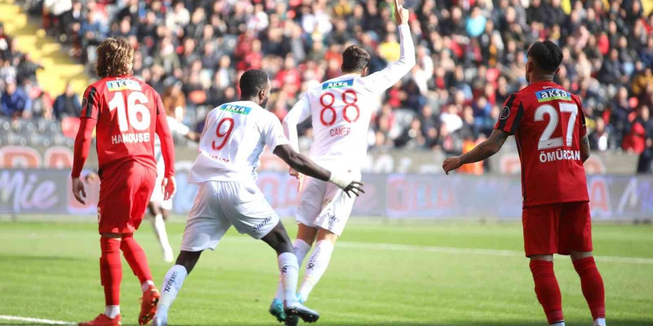 Caner Osmanpaşa ligdeki ilk golünü attı